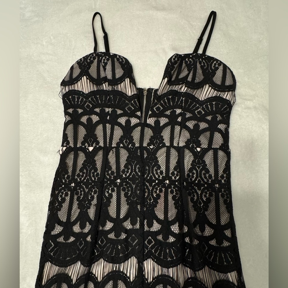 Elegant Black Lace split front Evening Gown - Picture 6 of 9